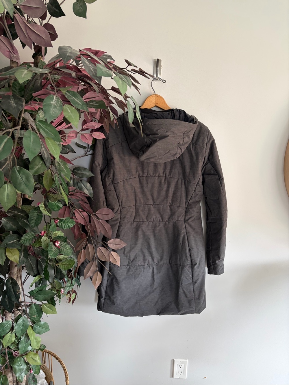 Arc’teryx darra Long Hooded Puffer Coat in Dark gray - Picture 11 of 12
